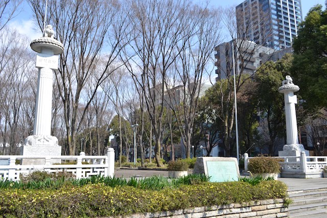 久屋大通公園「南京広場」に建つ白い一対の標柱「華表」