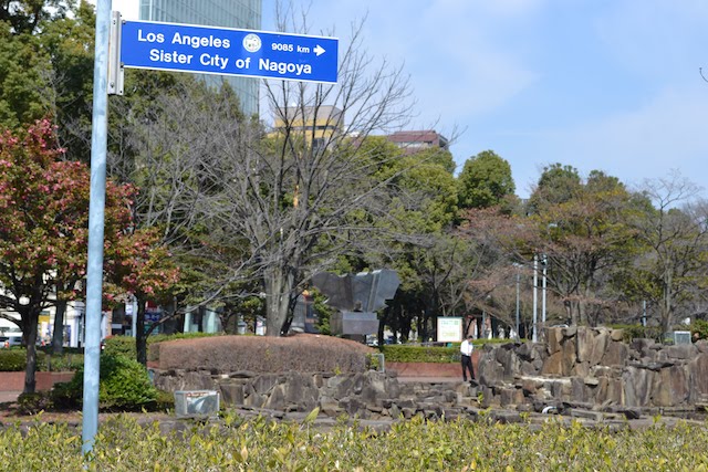 「名古屋の姉妹都市ロサンゼルスまで9085km」を示すアメリカ風標識
