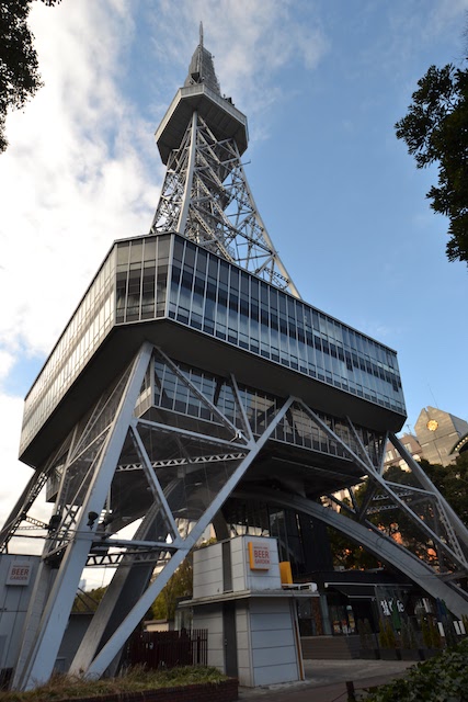 1階はカフェなどが営業している名古屋テレビ塔