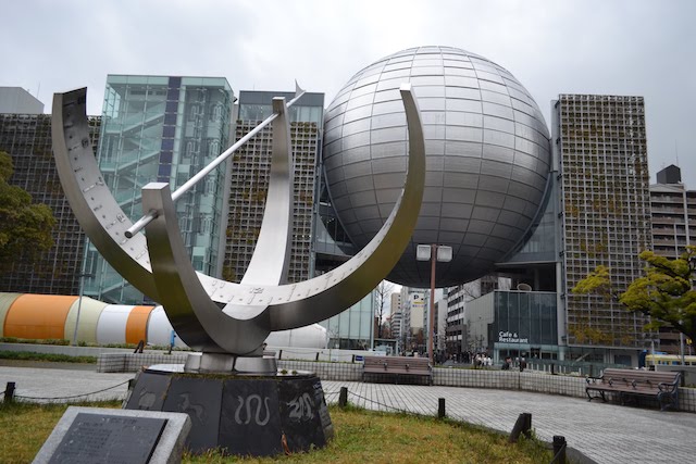 名古屋市科学館前に設置されている大型環式日時計