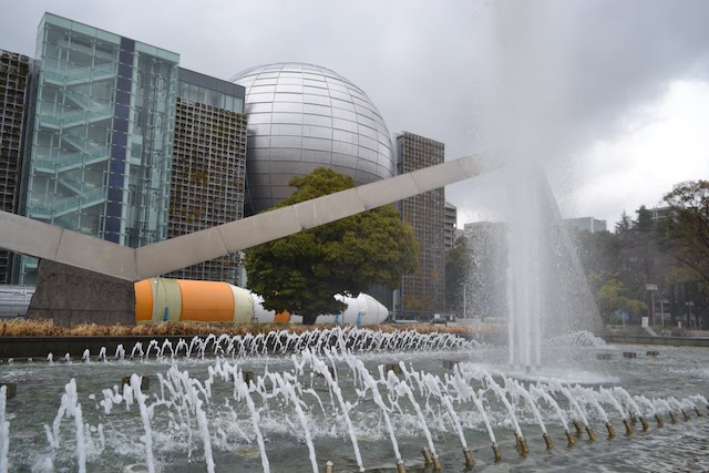 名古屋市科学館前の噴水「虹の舞・白川」と今井瑾郎作のイメージウォール「円・景」