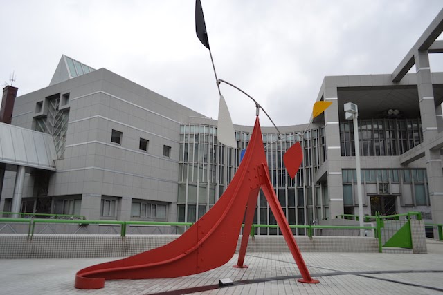名古屋市美術館に屋外展示されているアレクサンダー・コールダー「ファブニール・ドラゴンⅡ」