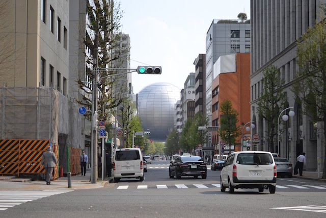 巨大な球体が錦通からも見える名古屋市科学館の天文館