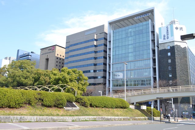 久屋大通東側の日本経済新聞社名古屋支社ビル（右から2棟目）