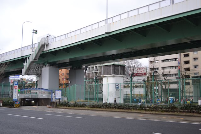 若宮大通中央部の地下駐車場とフットサル場の上を通る名古屋高速2号東山線